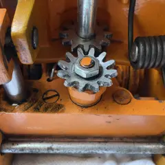 Mechanizm podnośnika hydraulicznego z zębatkami. Aby dowiedzieć się, jak dolać oleju do podnośnika hydraulicznego, sprawdź instrukcję obsługi.