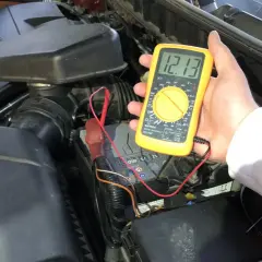 Pomiar napięcia multimetrem pokazuje 12.13V, co oznacza, że akumulator jest naładowany.
