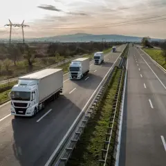 Czy ciężarówki mogą wyprzedzać na autostradzie? Sprawdź przepisy i wyjątki