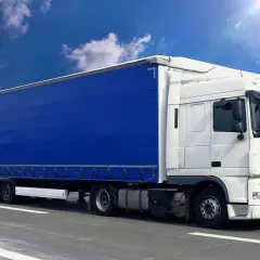 Ile kosztuje tir z naczepą? Sprawdź ceny i kluczowe czynniki