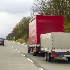 Ciężarówka z przyczepą na autostradzie. Zastanawiasz się, ile można jechać z przyczepą na autostradzie? Zobacz, jak wygląda taki zestaw w ruchu.
