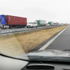 Korek na autostradzie. Zastanawiasz się, ile kosztuje autostrada z Warszawy do Berlina? Długi sznur ciężarówek i samochodów.