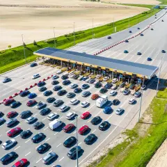 Korki na autostradzie. Czy na bramkach można płacić gotówką? Długi rząd samochodów czeka na przejazd przez punkt poboru opłat.