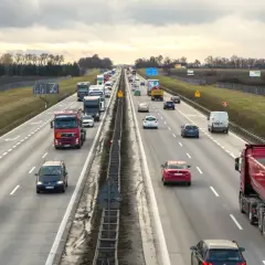 Autostrada A4 z Wrocławia do Krakowa. Ruch samochodów i ciężarówek.