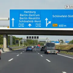 Niemcy mają rozbudowaną sieć autostrad, jak ta pod Berlinem. Kierowcy kierują się na Hamburg, Berlin lub lotnisko Schönefeld.
