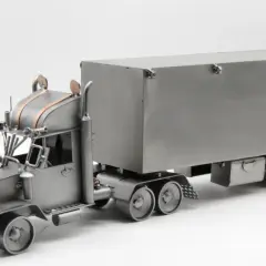 Metalowy model tira z naczepą. Zastanawiasz się, ile wysokości ma tir z naczepą? Ten model pokazuje jego imponujące gabaryty.