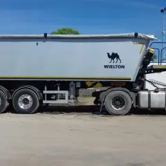 Ciągnik siodłowy z naczepą Wielton na pusto waży ok. 15-18 ton.
