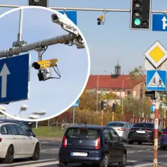 Kamery na skrzyżowaniach rejestrują wykroczenia. Widoczne urządzenia monitorują ruch drogowy, dbając o bezpieczeństwo.