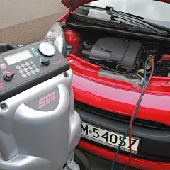 Nabicie klimatyzacji: Ile kosztuje? R134a vs R1234yf i ukryte koszty