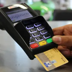Płatność kartą zbliżeniową na terminalu. Czy na bramkach na autostradzie można płacić kartą? Tak, często jest to możliwe.