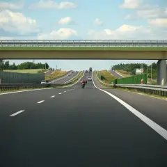 Autostrada w Niemczech, pod wiaduktem, z ruchem samochodowym. Zastanawiasz się, ile kosztuje km autostrady w Niemczech?