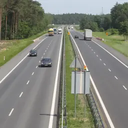 Na autostradzie widać ruch samochodowy. Czy na autostradzie można wyprzedzać z prawej strony? Zależy od przepisów i sytuacji na drodze.