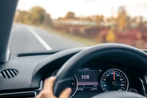 Prędkościomierz pokazuje 108 km/h. Zastanawiasz się, na ile zabierają prawo jazdy za prędkość? Uważaj, by nie przekroczyć limitu!