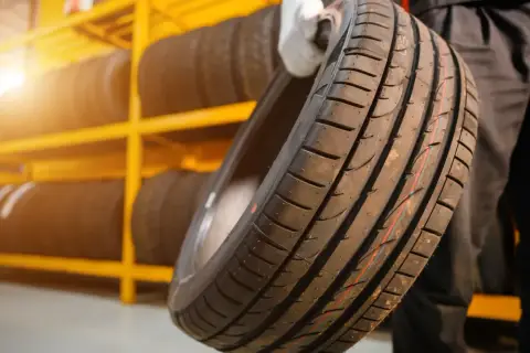Nowe opony na sprzedaż. Pamiętaj o kole zapasowym, by uniknąć mandatu za brak koła zapasowego na Słowacji.