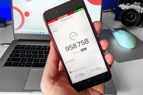 Na ekranie telefonu widać kod BLIK. Czy na bramkach można płacić Blikiem? Ta transakcja sugeruje, że tak.