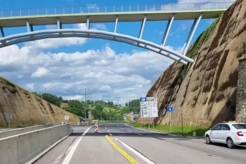 Droga pod wiaduktem, znak granicy Polski. Zastanawiasz się, ile km/h można jechać na autostradzie?