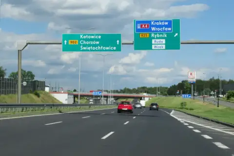 Znaki drogowe wskazują kierunki na autostradzie A4. Czy autostrada z Wrocławia do Katowic jest płatna? Kierunek na Katowice, Chorzów, Świętochłowice.