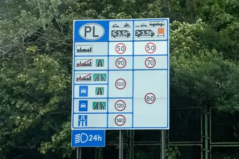 Znak drogowy PL: ile można jechać busem po autostradzie? Ciężarówki >3,5t jadą 70 km/h, a osobówki 120 km/h.