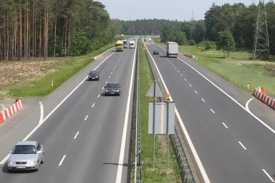 Na autostradzie widać ruch samochodowy. Czy na autostradzie można wyprzedzać z prawej strony? Zależy od przepisów i sytuacji na drodze.