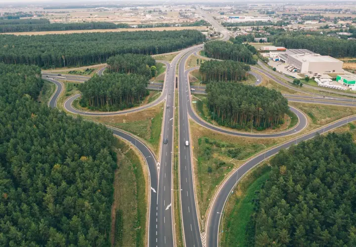 Rozjazd dróg otoczony lasem. Zastanawiasz się, ile kosztuje autostrada ze Szczecina do Poznania?