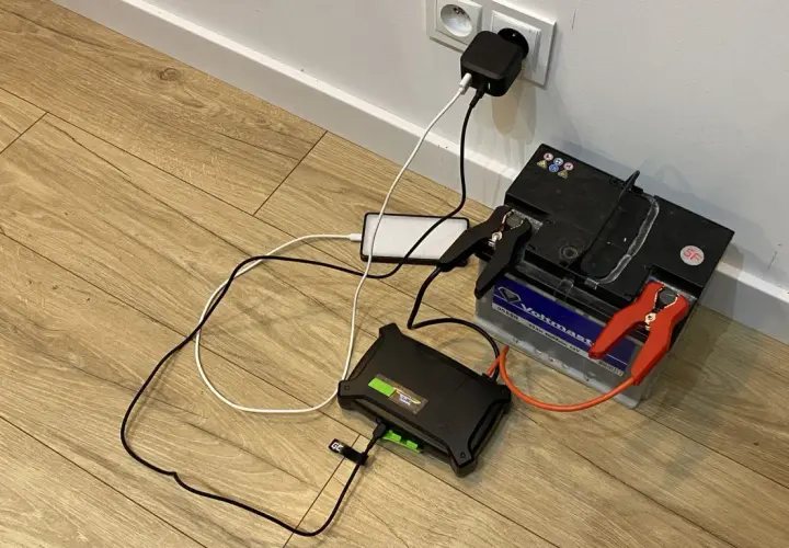 Ładowanie akumulatora 80Ah za pomocą prostownika i telefonu.