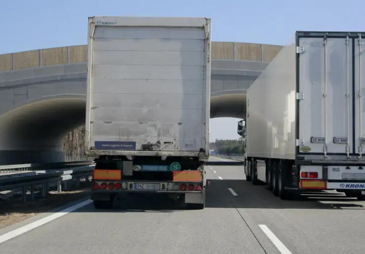Czy tir może wyprzedzać tira na autostradzie? Sprawdź nowe przepisy