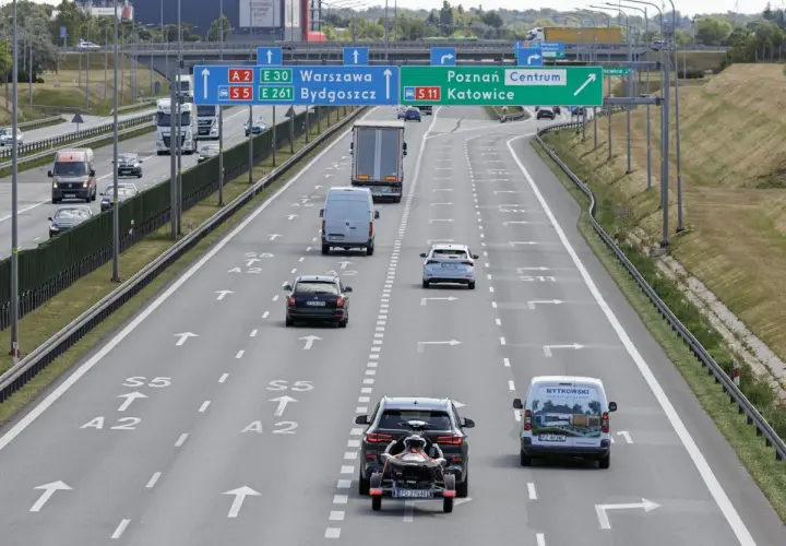 Autostrada w Polsce. Znak informuje, ile można jechać na autostradzie w Polsce, kierując do Poznania, Katowic, Warszawy i Bydgoszczy.