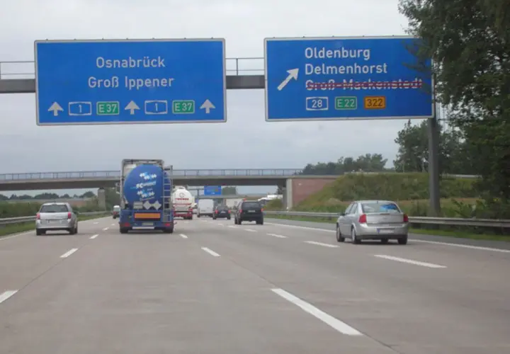 Jadąc autostradą w Niemczech, widzimy znaki kierujące do Osnabrück i Oldenburg. Pytanie, czy drogi w Niemczech są płatne, pozostaje otwarte, ale znaki wskazują na dalszą podróż.