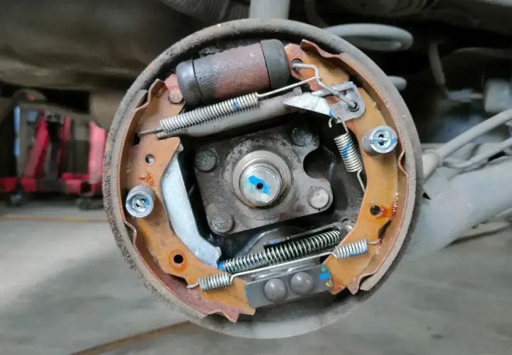 Jak działają hamulce w naczepie? Poznaj kluczowe mechanizmy bezpieczeństwa
