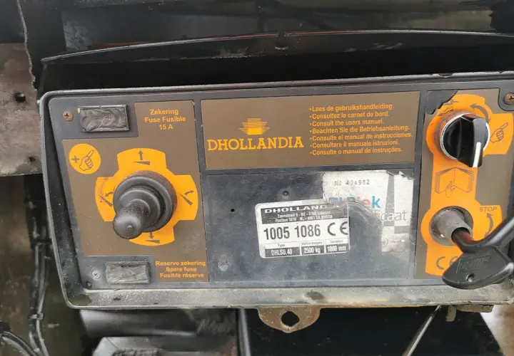 Gdzie są bezpieczniki w naczepie Schmitz? Na panelu sterowania Dhollandia widać bezpiecznik 15A oraz zapasowy.