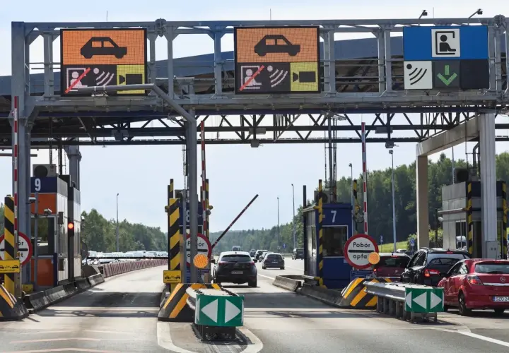 Kolejki do bramek na autostradzie. Zastanawiasz się, ile kosztują bramki Katowice Kraków? Sprawdź ceny przed podróżą!