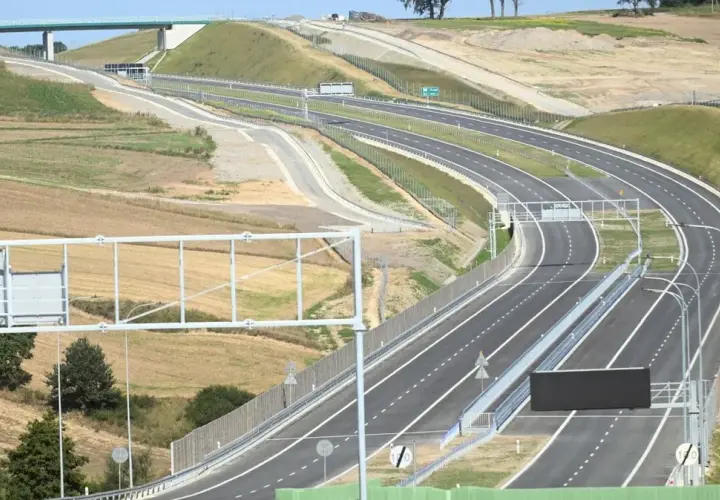 Jaka prędkość na autostradzie z przyczepą? Sprawdź, by uniknąć kar