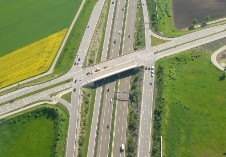 Autostrady w Niemczech płatne czy nie? Odkryj ukryte opłaty i wyjątki