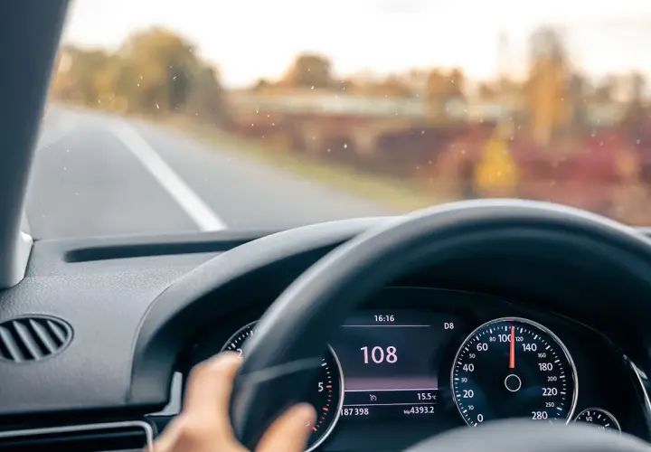 Prędkościomierz pokazuje 108 km/h. Zastanawiasz się, na ile zabierają prawo jazdy za prędkość? Uważaj, by nie przekroczyć limitu!