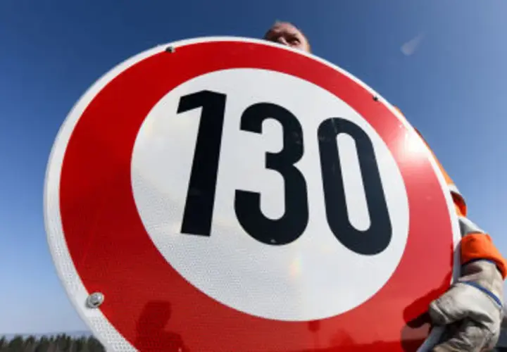 Znak ograniczenia prędkości 130 km/h. Czy na autostradzie w Niemczech są ograniczenia prędkości? Tak, ten znak to potwierdza.
