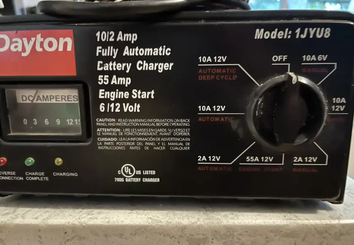 Prostownik Dayton 10/2 Amp, 55 Amp Engine Start, 6/12 Volt. Sprawdź, ile amper prostownik do samochodu potrzebujesz.