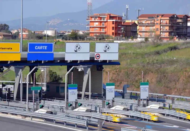 Włoska autostrada z bramkami do poboru opłat. Znak "CARTE" informuje, jak się płaci za autostrady we Włoszech, czyli kartą.