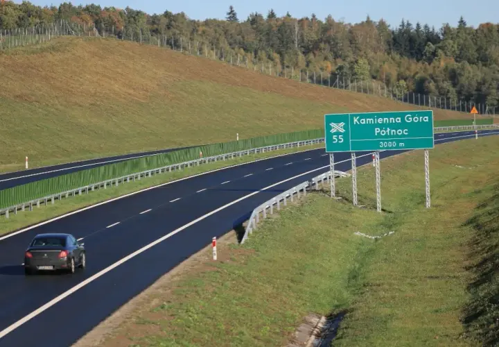 Ile może jechać autobus na autostradzie? Poznaj ważne przepisy