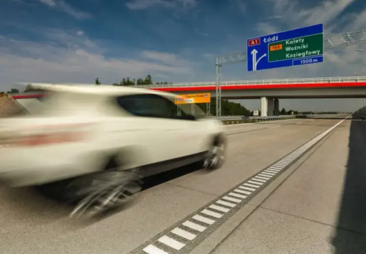 Z jaką prędkością można jechać na autostradzie? Sprawdź limity!