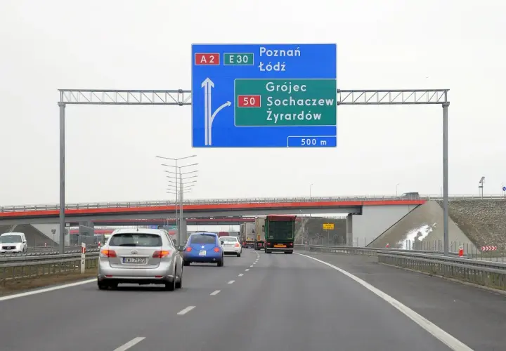 Ile minimalnie można jechać na autostradzie? Kluczowe informacje i przepisy