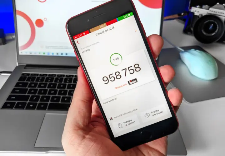 Na ekranie telefonu widać kod BLIK. Czy na bramkach można płacić Blikiem? Ta transakcja sugeruje, że tak.