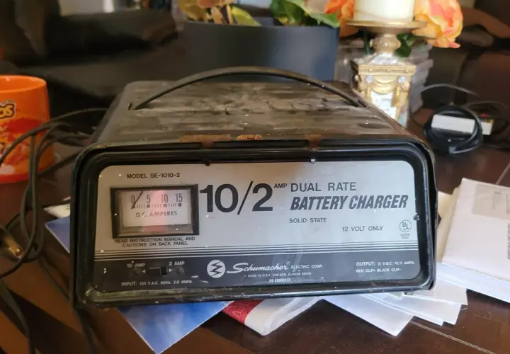 Ładowarka Schumacher 10/2 AMP. Na przełączniku widać opcje 10 AMP i 2 AMP. Zastanawiasz się, ile amper ustawić na prostowniku?