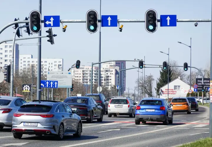 Jelenia Góra kamery na skrzyżowaniach monitorują ruch. Zielone światła dla samochodów jadących prosto i w lewo.