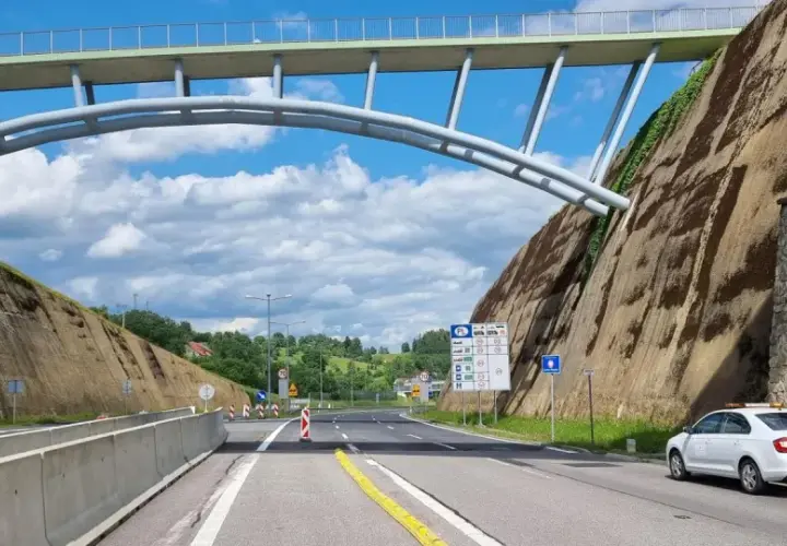 Droga pod wiaduktem, znak granicy Polski. Zastanawiasz się, ile km/h można jechać na autostradzie?
