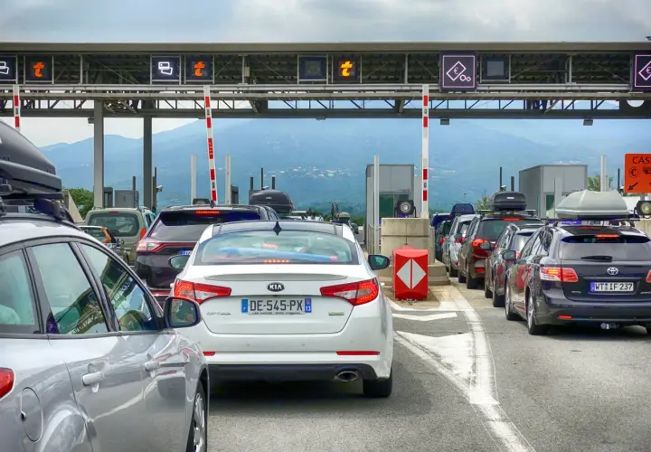 Korki na autostradzie we Francji. Kierowcy zastanawiają się, ile kosztuje autostrada we Francji, stojąc w kolejce do punktu poboru opłat.