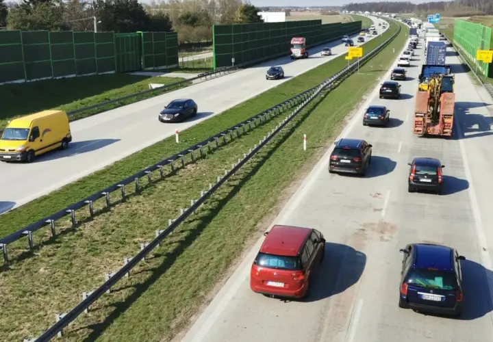 Korki na autostradzie, samochody jadą blisko siebie, tworząc niebezpieczną jazdę na zderzaku.