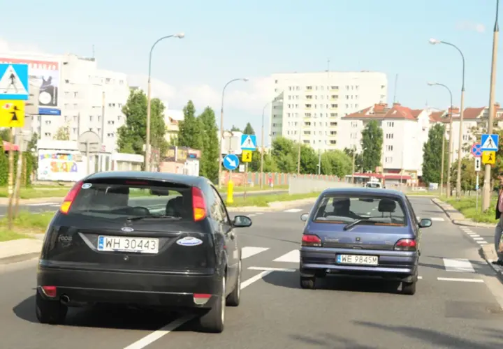 Uważaj na przejście dla pieszych! Wyprzedzanie na pasach grozi wysokim mandatem.