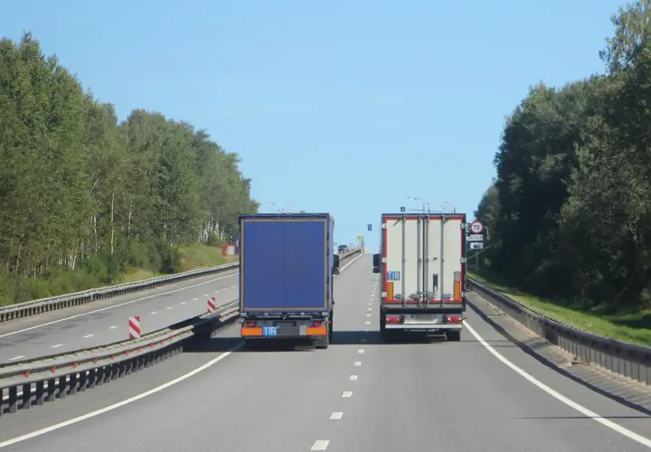 Wyprzedzanie ciężarówek na autostradzie: nowe przepisy i kary