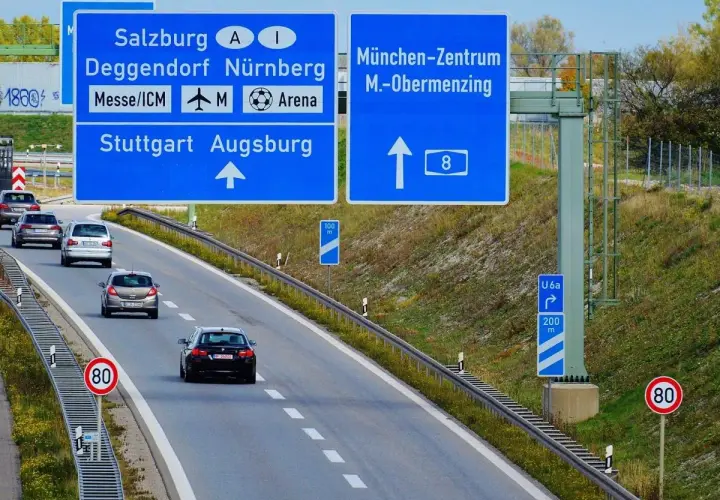 Na niemieckiej autostradzie, gdzie niektóre odcinki nie mają limitu prędkości, samochody jadą w kierunku Monachium i innych miast.