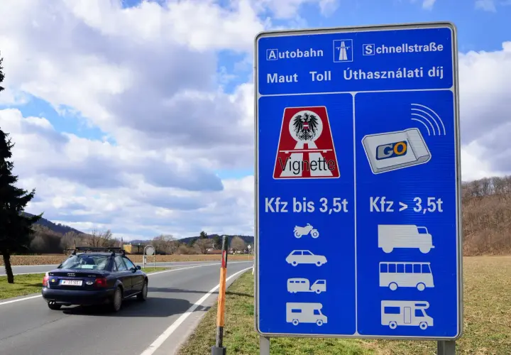 Znak informuje o konieczności posiadania winiety na autostradach i drogach szybkiego ruchu. Czy jadąc do Ostrawy trzeba mieć winietę? Znak sugeruje, że tak, jeśli podróżujesz pojazdem do 3,5 tony.